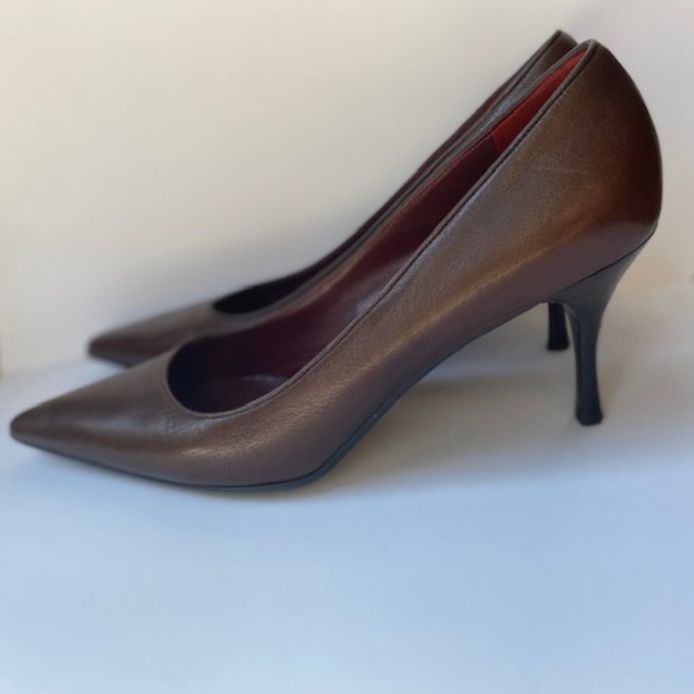 Brown Gucci pointed tow pumps.